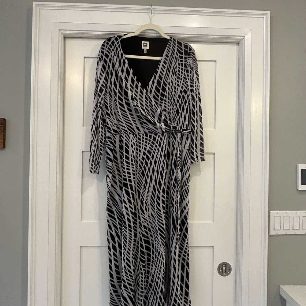Anne Klein Black and White Long Sleeve Dress